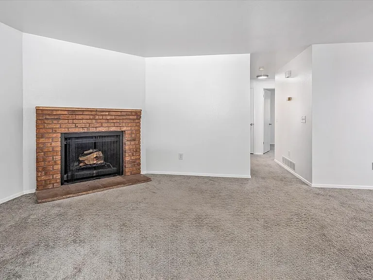 2302 W Canal St — Photo 8