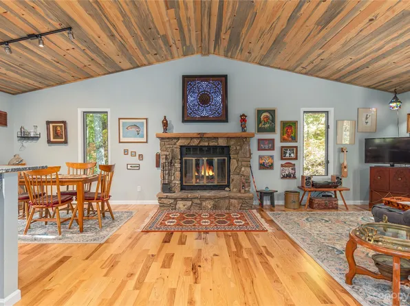 110 Gawanv Ct, Brevard, NC 28712