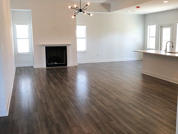 4th image of 328 N Moss Dr