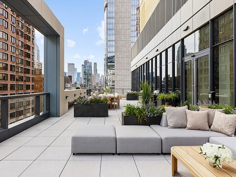 255 E 39th St #Penthouse 2D — Photo 25