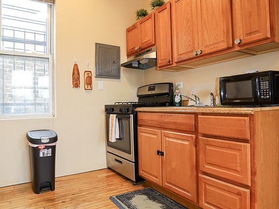 4th image of 1549 N Maplewood Ave #3F