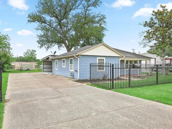 108 N 7th St, Highlands, TX 77562