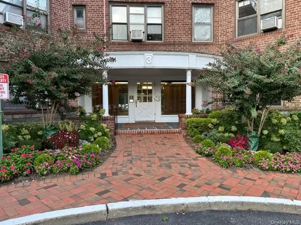 3 Townhouse Place #3A, Great Neck, NY 11021
