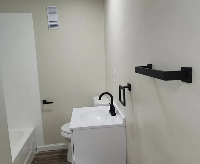 1008 Collier St — Photo 10