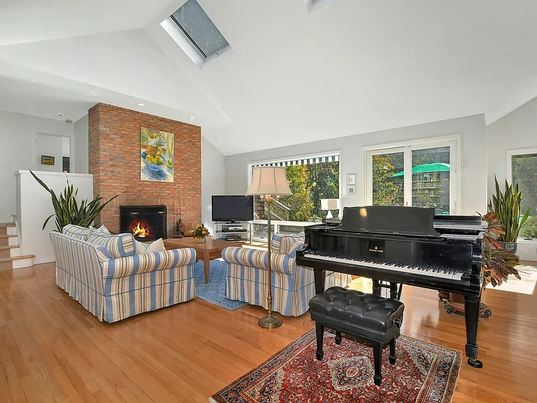 74 N Woods Ln — Photo 4