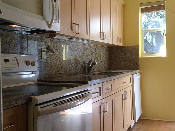 Kitchen/Stove/Microwave/