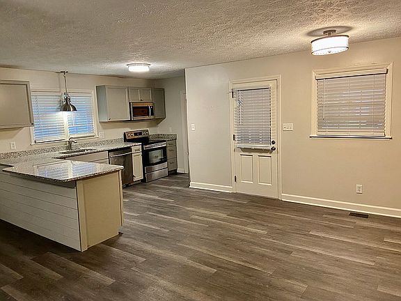 4th image of 108 Woodhill Dr