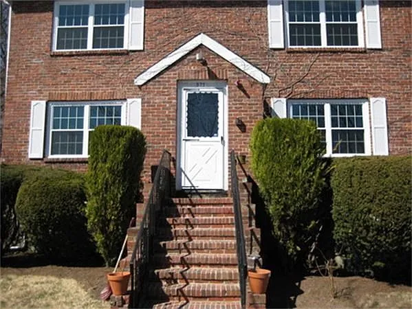 3 bed, 2.0 bath, 99999 sqft, $3,100 — Photo 2