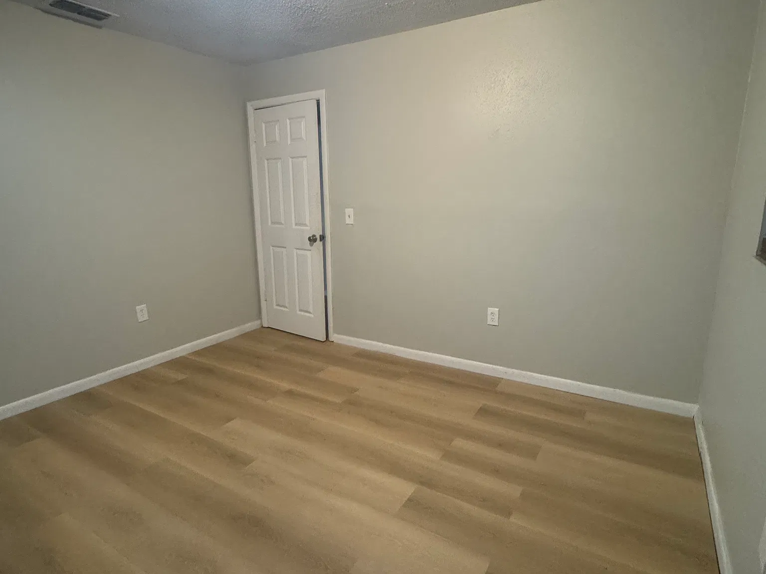 620 Eastwood Ct — Photo 4