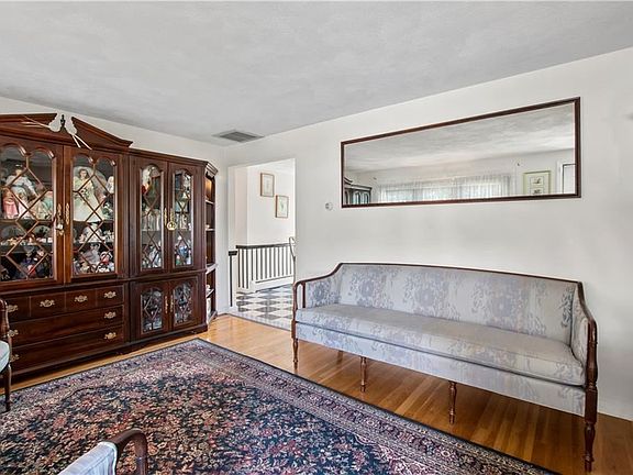4th image of 85 Stony Acre Dr