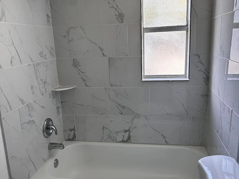 108 SW Lincoln Cir N #1 — Photo 8