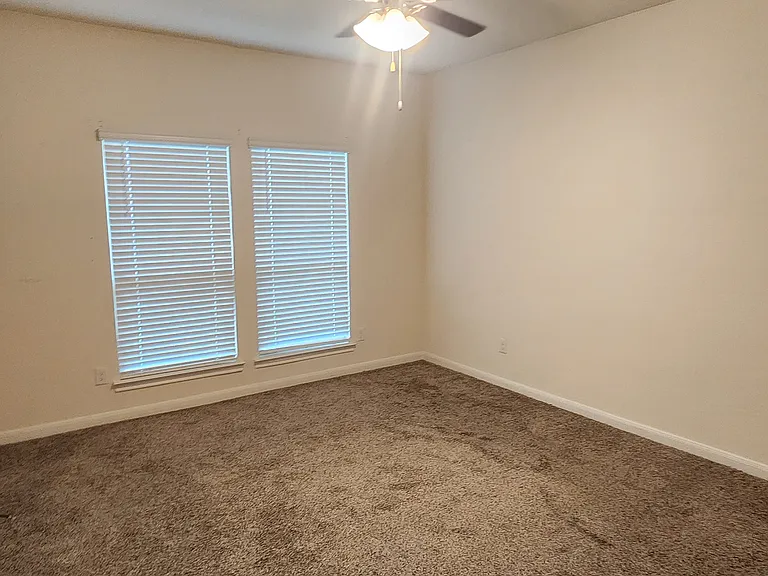 3904 Oak Creek Cir — Photo 9
