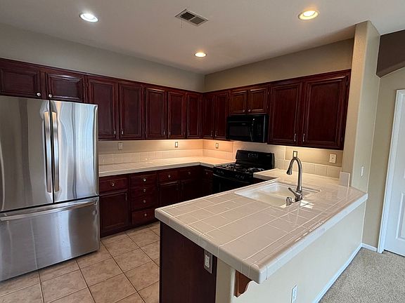 5th image of 634 Sumner Way Unit 1