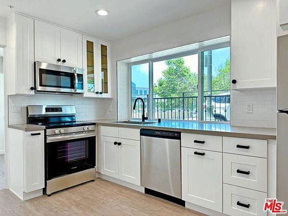 3rd image of 10560 Santa Monica Blvd