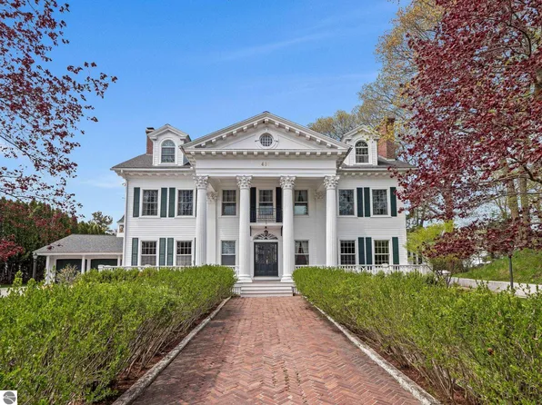 431 Michigan Ave, Charlevoix, MI 49720