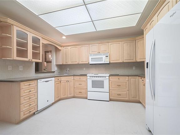 5th image of 412 Date Palm Ct NE