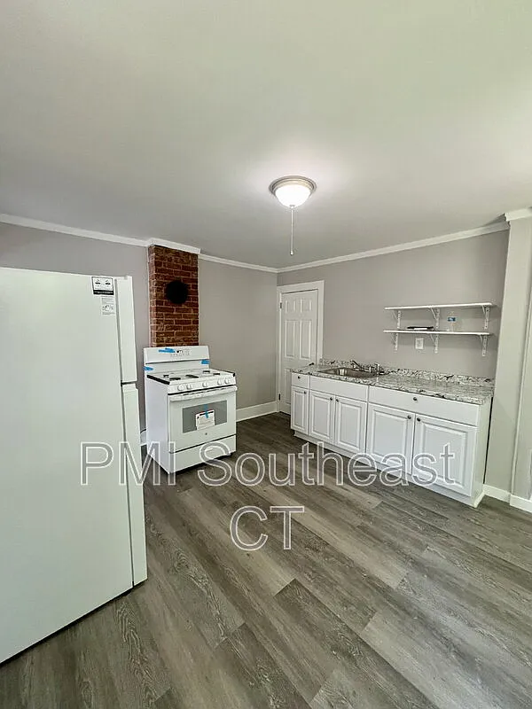 2 bed, 1.0 bath, 700 sqft, $1,400 — Photo 2