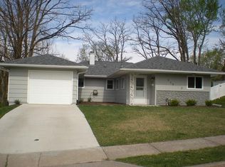 948 Iroquois Dr, Davenport, IA 52804