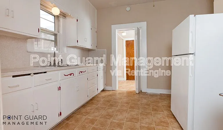 221 S Millwood Ave — Photo 3