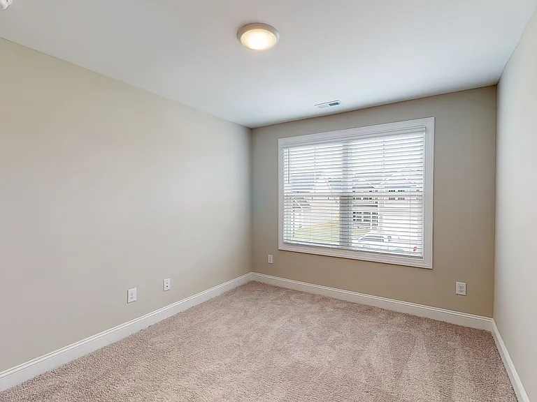 150 Hanover Ct — Photo 9