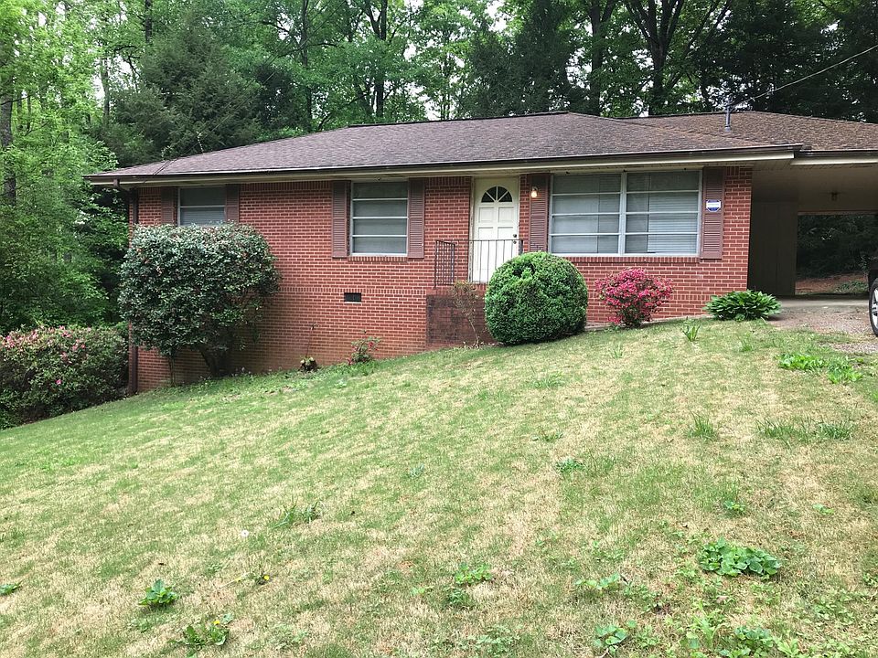 Front of house with nice sized yard