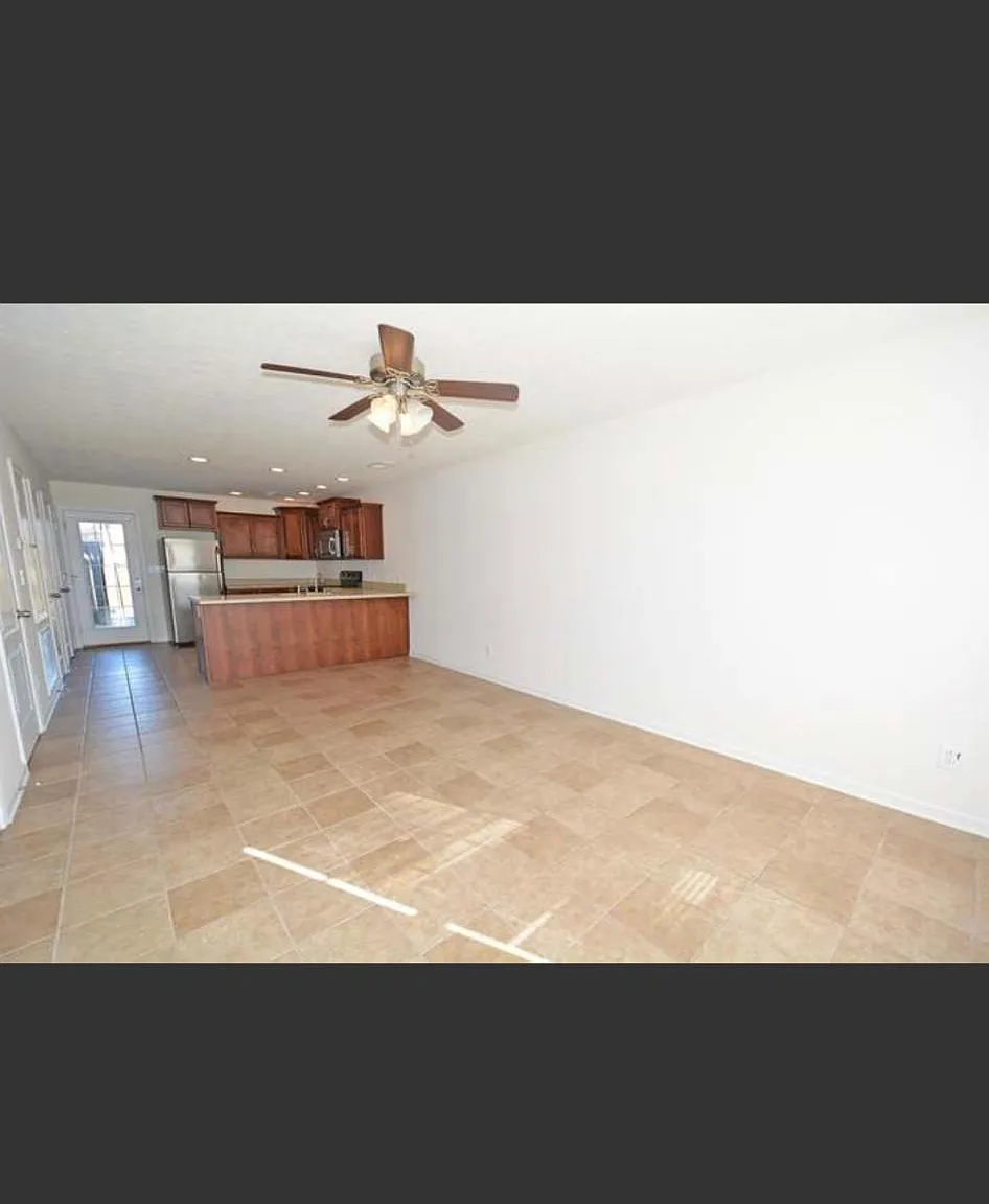 317 Lansinger Ln — Photo 3