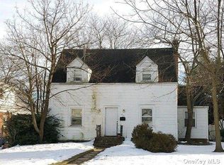 240 E Dean St, Freeport, NY 11520