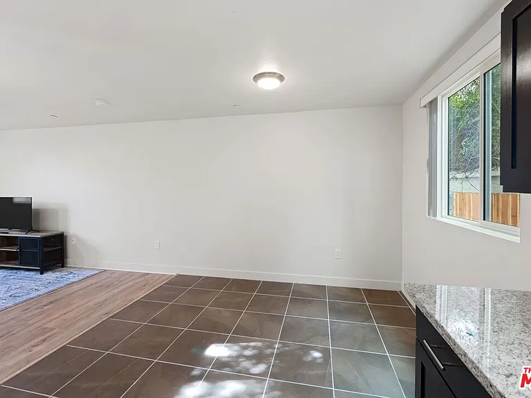5912 S Flower St — Photo 10