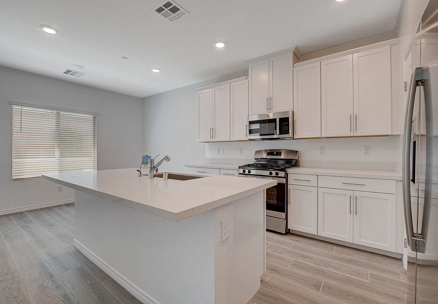 4 bed, 1956 sqft, $2,750 — Photo 3