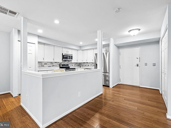 4th image of 2 Candlemaker Ct APT 202