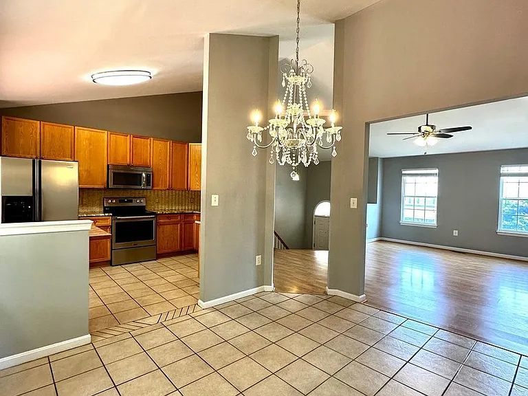 8 Scarborough Ct — Photo 10