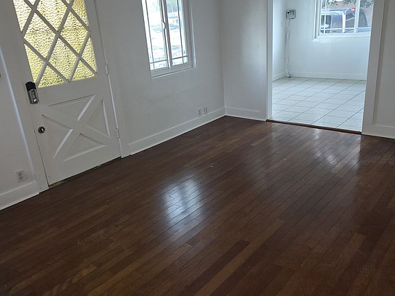 3rd image of 815 Park Ln