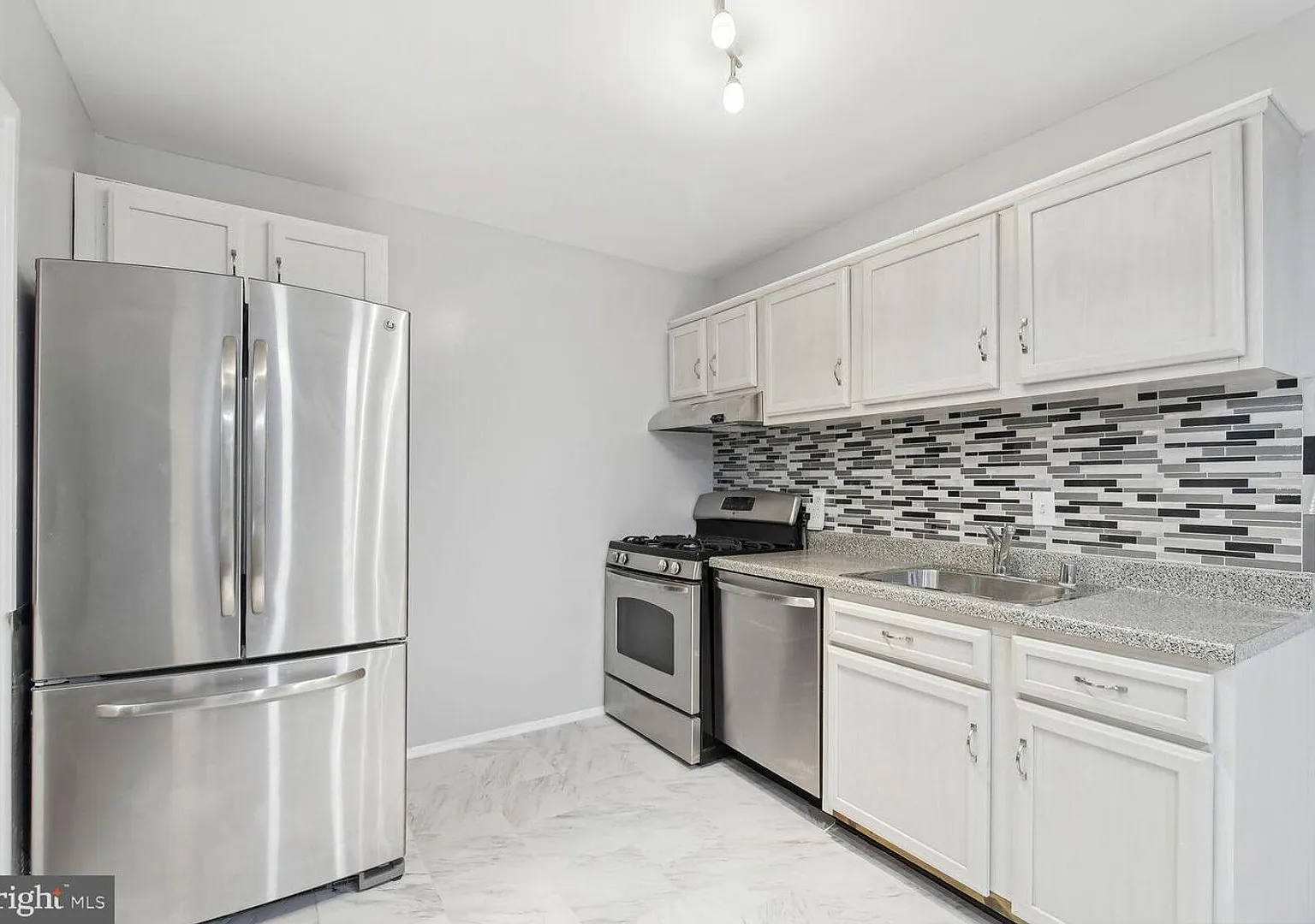 Reston Condo For Rent -1635 Parkcrest Cir #201, Reston, VA 20190 — Photo 2