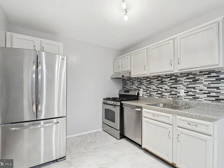 1635 Parkcrest Cir #201 — Photo 2