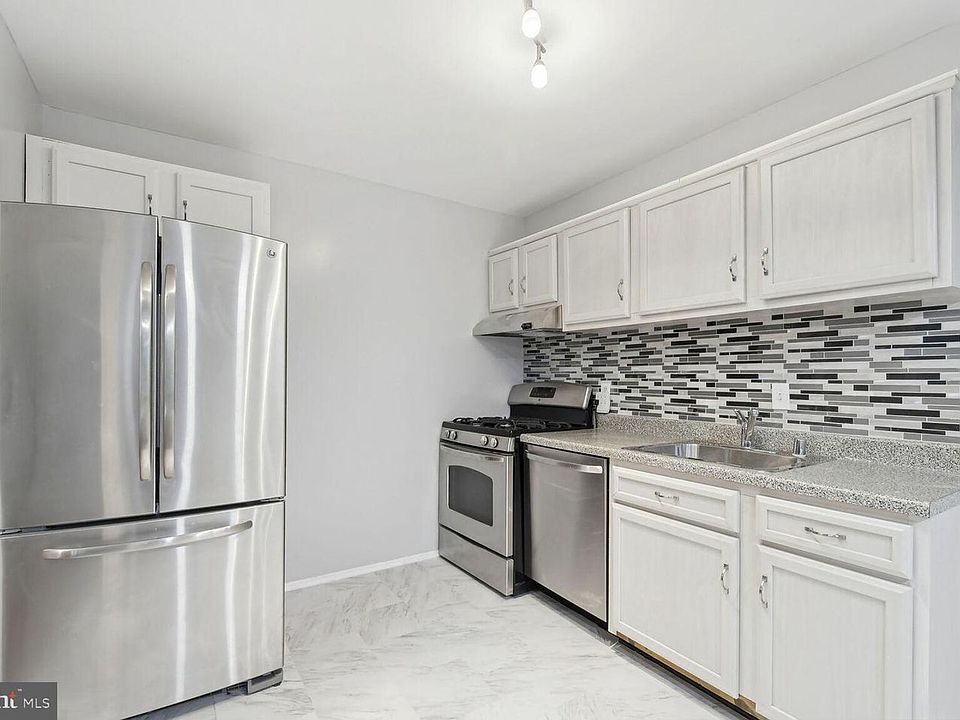 2nd image of 1635 Parkcrest Cir APT 201