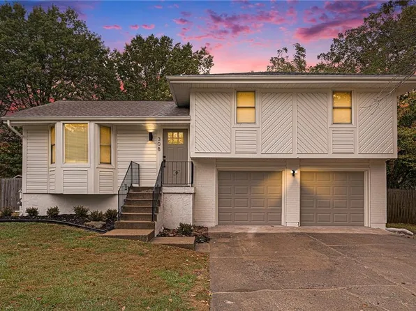 308 SE Flagstone Dr, Lees Summit, MO 64063