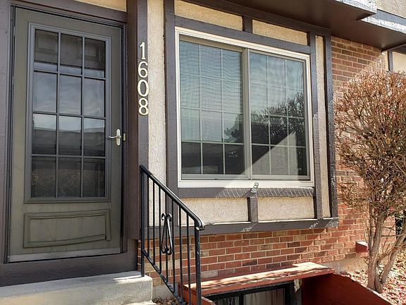 The entrance of 1608 Carnavon Place with friendly, helpful neighbors.