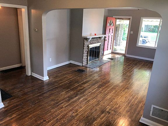 2nd image of 1218 Park Dr