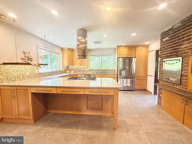 6819 Selkirk Dr — Photo 58