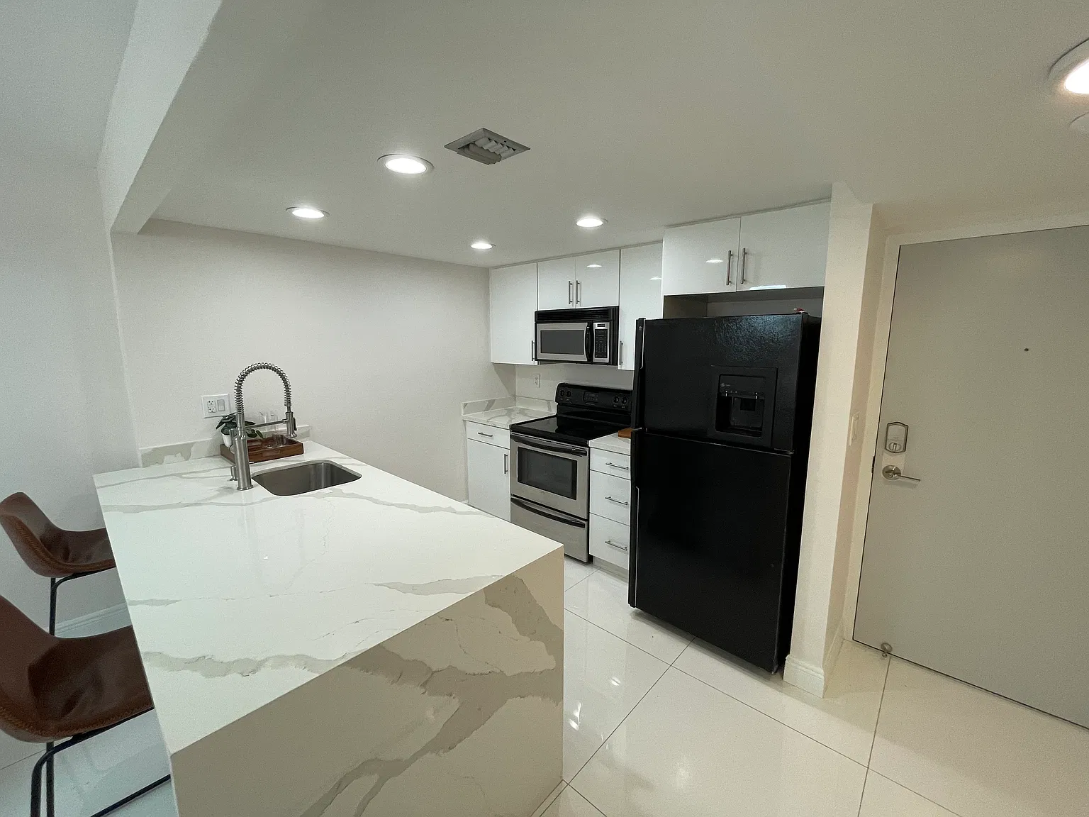 1 bed, 955 sqft, $2,990 — Photo 2