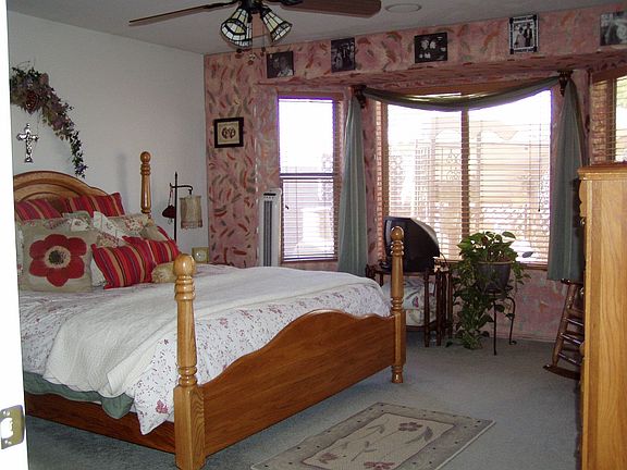 BEAUTIFUL MASTER W/BAY WINDOW!!