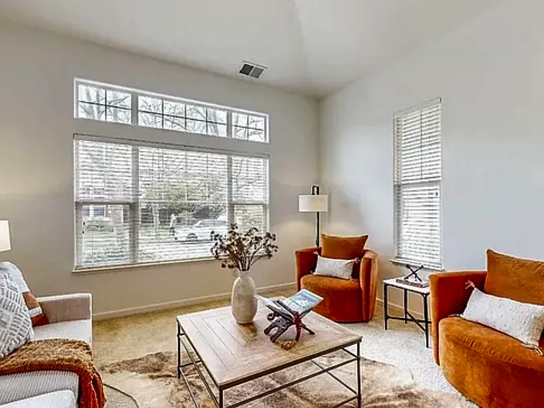 402 Dove Ln — Photo 3