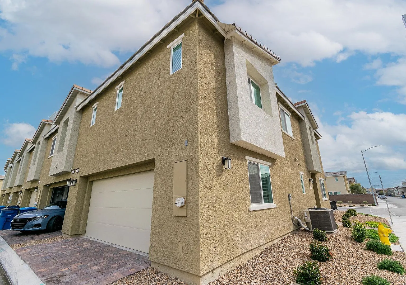 Exceptional 3 bed 2 and a half bath townhome; brand new build, move in ready!! — Photo 1
