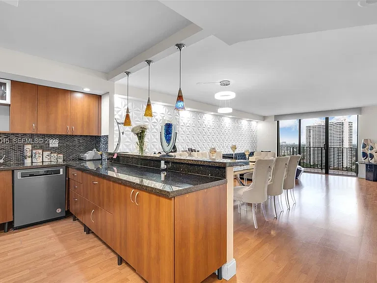 18151 NE 31st Ct #Penthouse 205 — Photo 2