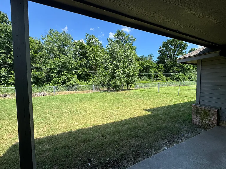 223 N Valley Dr — Photo 2