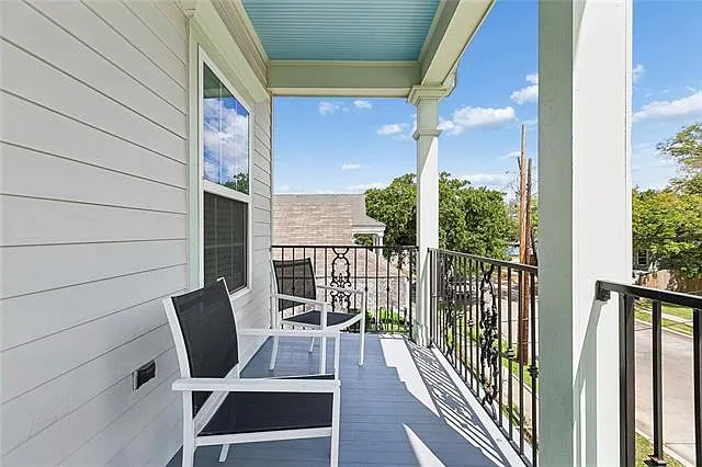 3 bed, 3.0 bath, 1206 sqft, $2,100 — Photo 2
