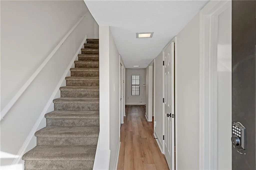 2 bed, 2.5 bath, 1330 sqft, $2,000 — Photo 2