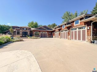 411 S Country Club Ave, Brandon, SD 57005