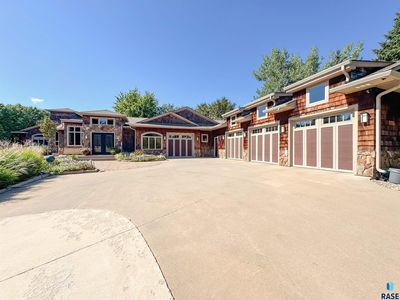 411 S Country Club Ave, Brandon, SD, 57005