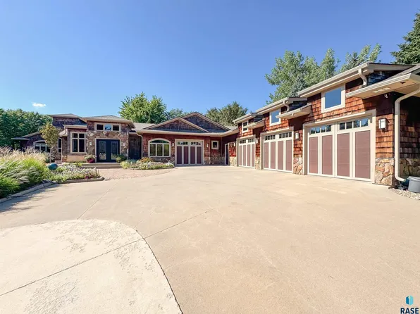 411 S Country Club Ave, Brandon, SD 57005